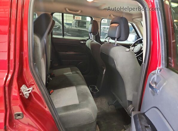 1C4NJRFB8HD159675 2017 JEEP PATRIOT Красный Вид задней части салона