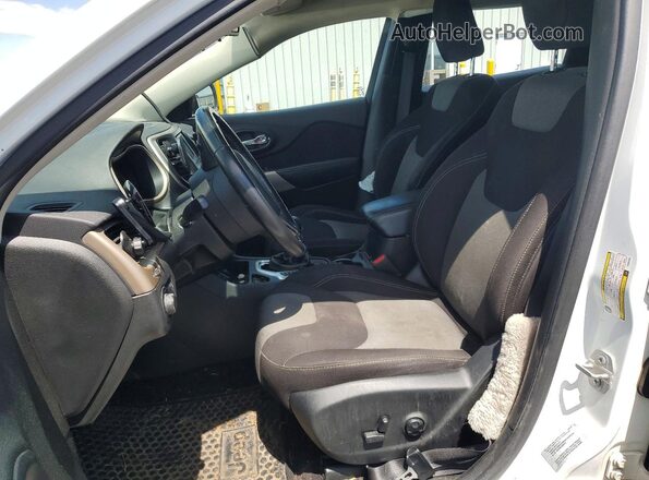 1C4PJLAB4HW654392 2017 JEEP CHEROKEE White Widok wnętrza z przodu