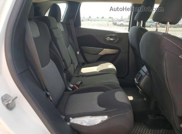 1C4PJLAB4HW654392 2017 JEEP CHEROKEE White Widok wnętrza z tyłu