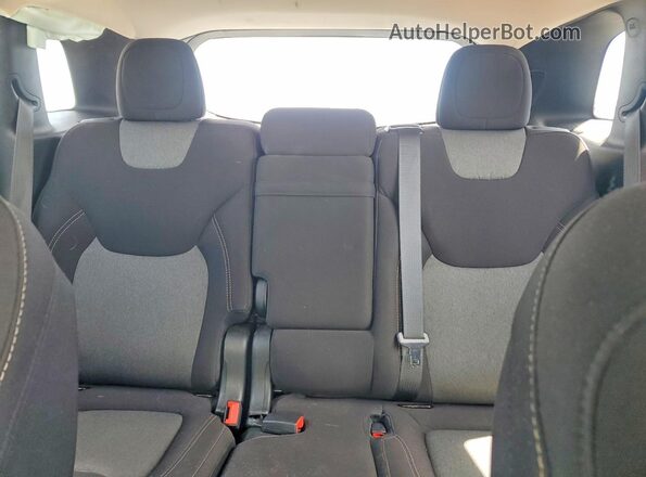 1C4PJLAB4HW654392 2017 JEEP CHEROKEE White Widok tylnych siedzeń