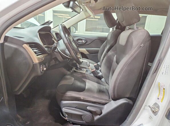1C4PJLAB8HW660521 2017 JEEP CHEROKEE Белый Вид салона спереди