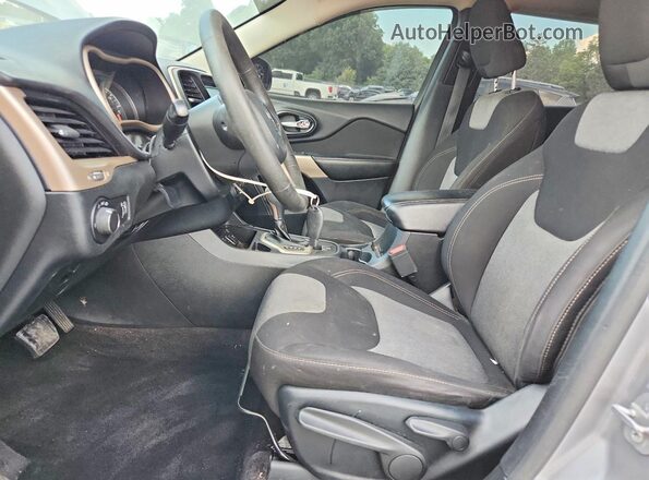 1C4PJLAB9HD219072 2017 JEEP CHEROKEE Silver Vista interior delantera