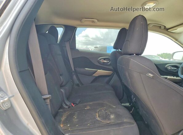 1C4PJLCB1HW607026 2017 JEEP CHEROKEE Silver Widok wnętrza z tyłu