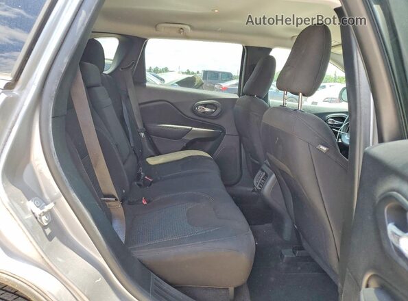 1C4PJLCB1KD144730 2019 JEEP CHEROKEE Silver უკანა სალონის ხედი