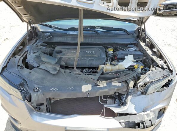 1C4PJLCB1KD144730 2019 JEEP CHEROKEE Silver ძრავის განყოფილების ხედი