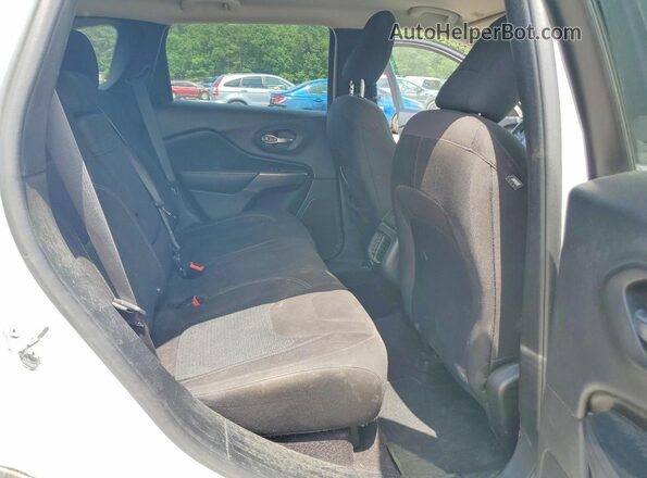 1C4PJLCB2KD149578 2019 JEEP CHEROKEE White Widok wnętrza z tyłu