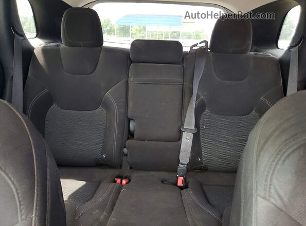 1C4PJLCB2KD149578 2019 JEEP CHEROKEE White Widok tylnych siedzeń