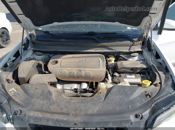1C4PJLCB2KD241189 2019 JEEP CHEROKEE White Widok z tyłu