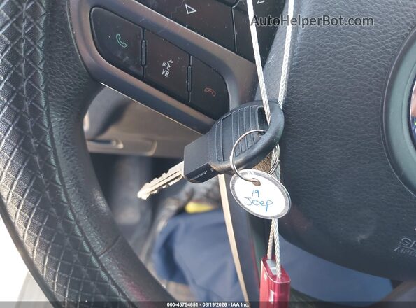 1C4PJLCB2KD241189 2019 JEEP CHEROKEE White Widok deski rozdzielczej