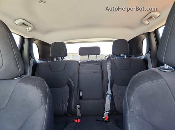 1C4PJLCB2KD308048 2019 JEEP CHEROKEE Silver Вид задніх сидінь