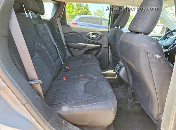 1C4PJLCB2KD308048 2019 JEEP CHEROKEE Silver Вид задньої частини салону
