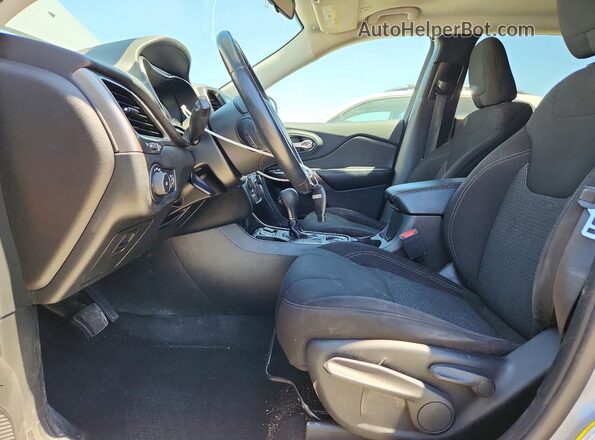 1C4PJLCB2KD308048 2019 JEEP CHEROKEE Silver Вид салону спереду