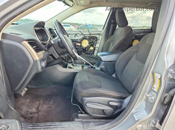 1C4PJLCB3GW275282 2016 JEEP CHEROKEE Silver Front interior view