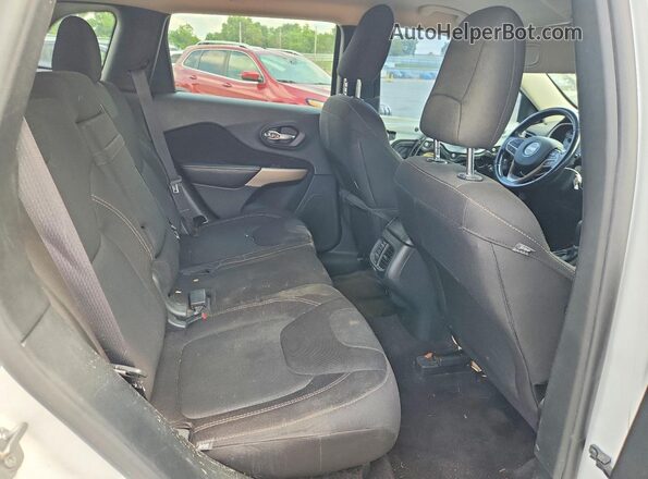 1C4PJLCB3HD216505 2017 JEEP CHEROKEE White Widok wnętrza z tyłu