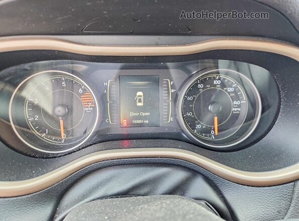 1C4PJLCB3HW640335 2017 JEEP CHEROKEE Red Սարքավորումների վահանակի տեսք