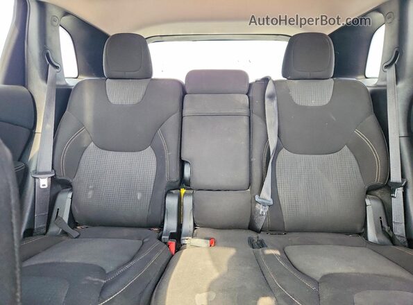 1C4PJLCB3HW640335 2017 JEEP CHEROKEE Red Հետևի նստատեղերի տեսք