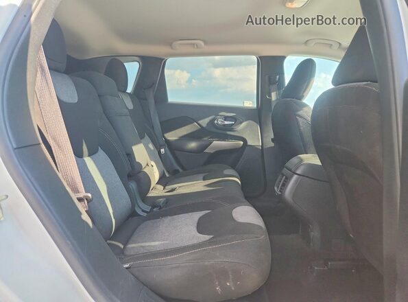 1C4PJLCB3JD559109 2018 JEEP CHEROKEE White Вид задньої частини салону