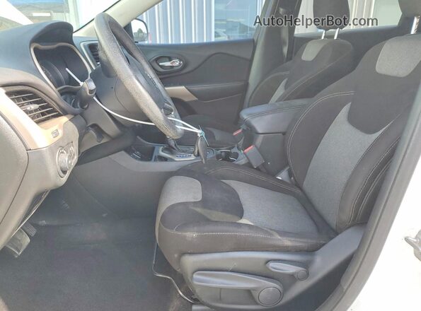 1C4PJLCB3JD566139 2018 JEEP CHEROKEE White წინა სალონის ხედი