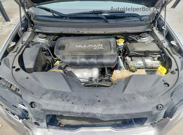 1C4PJLCB3KD203857 2019 JEEP CHEROKEE Silver ძრავის განყოფილების ხედი