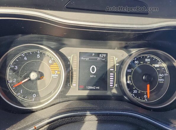 1C4PJLCB3KD203857 2019 JEEP CHEROKEE Silver ხელსაწყოთა პანელის ხედი