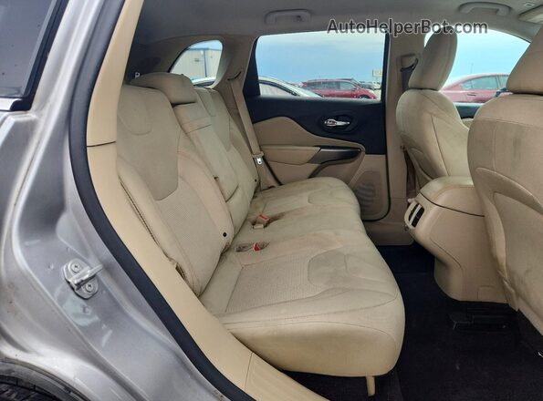 1C4PJLCB3KD203857 2019 JEEP CHEROKEE Silver უკანა სალონის ხედი