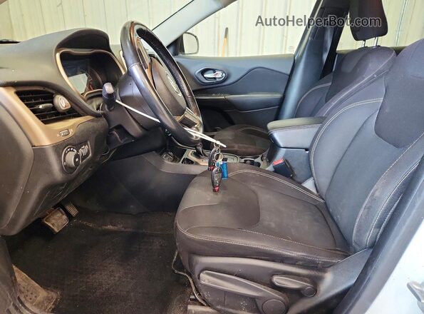 1C4PJLCB4GW165583 2016 JEEP CHEROKEE White Front interior view