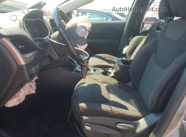 1C4PJLCB4HW558677 2017 JEEP CHEROKEE Silver Widok wnętrza z przodu