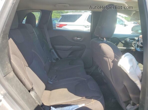 1C4PJLCB4HW558677 2017 JEEP CHEROKEE Silver Widok wnętrza z tyłu