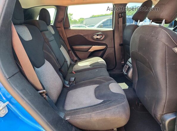 1C4PJLCB4JD551858 2018 JEEP CHEROKEE Blue Вид задньої частини салону