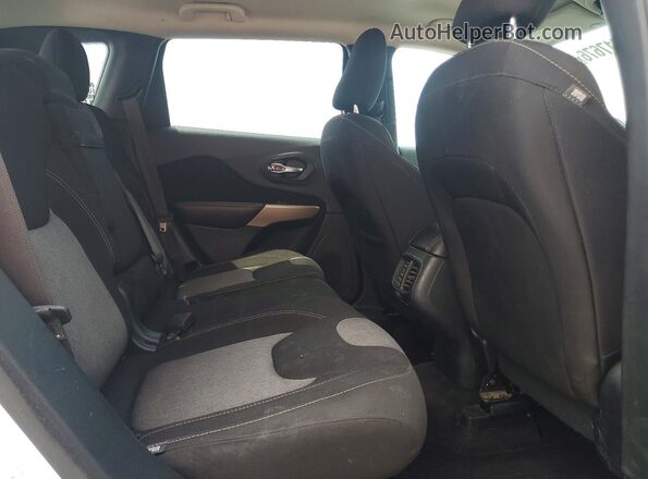 1C4PJLCB4JD596900 2018 JEEP CHEROKEE Белый Вид задней части салона