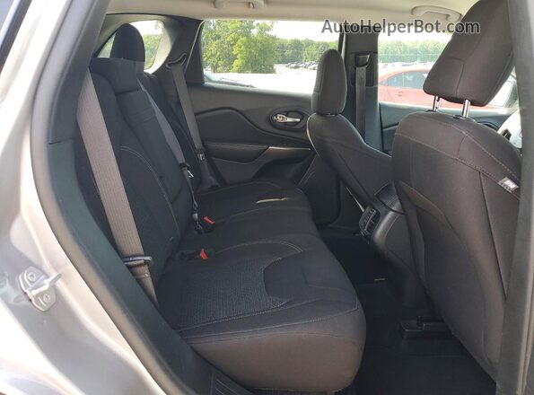1C4PJLCB4KD285016 2019 JEEP CHEROKEE Silver Вид задньої частини салону