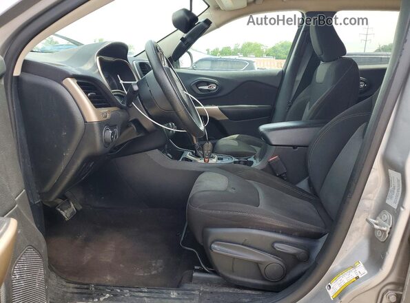 1C4PJLCB5JD533885 2018 JEEP CHEROKEE Серебряный Вид салона спереди