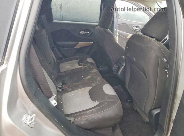 1C4PJLCB5JD566675 2018 JEEP CHEROKEE Silver Вид задніх сидінь