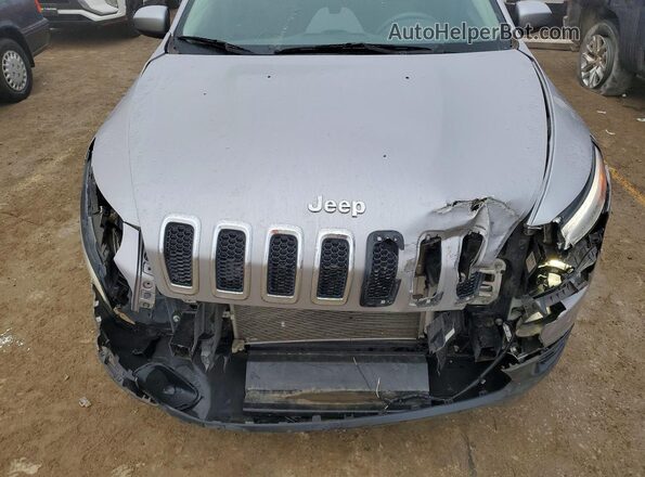 1C4PJLCB5JD566675 2018 JEEP CHEROKEE Silver Вид задньої частини салону