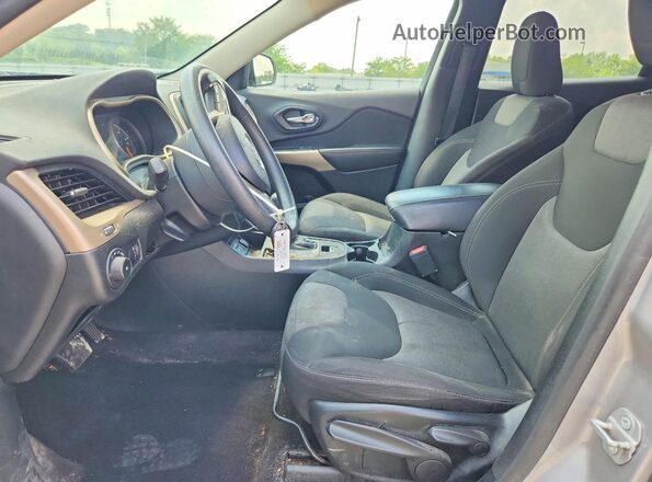 1C4PJLCB6JD615740 2018 JEEP CHEROKEE Silver Vista interior delantera