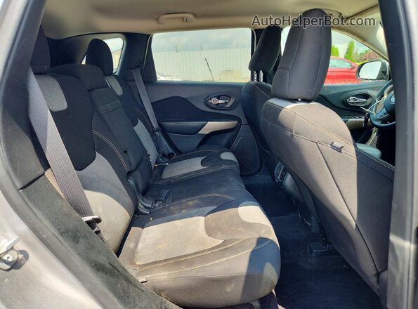 1C4PJLCB6JD615740 2018 JEEP CHEROKEE Silver Vista de los asientos traseros