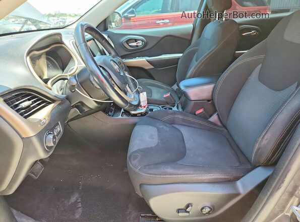 1C4PJLCB7HD232318 2017 JEEP CHEROKEE Gray Front interior view