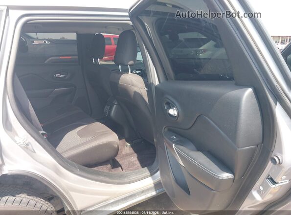 1C4PJLCB7KD108735 2019 JEEP CHEROKEE Silver VIN კოდის სტიკერის ხედი