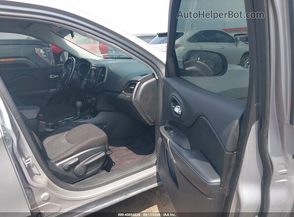 1C4PJLCB7KD108735 2019 JEEP CHEROKEE Silver წინა სალონის ხედი