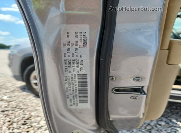 1C4PJLCB7KD241172 2019 JEEP CHEROKEE Silver Widok naklejki z numerem VIN