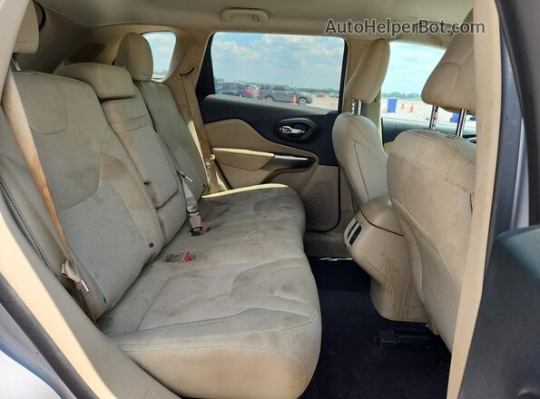 1C4PJLCB7KD241172 2019 JEEP CHEROKEE Silver Widok wnętrza z tyłu