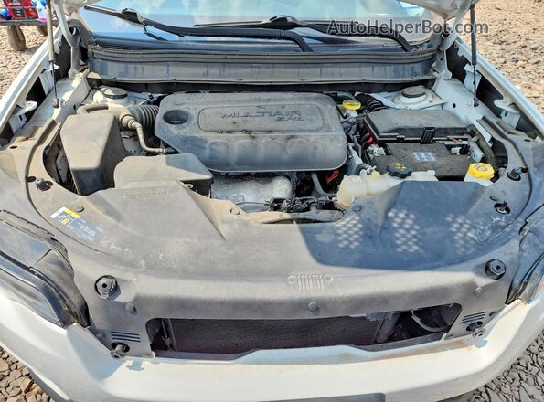 1C4PJLCB7KD331941 2019 JEEP CHEROKEE White Engine compartment view
