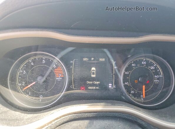 1C4PJLCB8JD605372 2018 JEEP CHEROKEE Silver Սարքավորումների վահանակի տեսք