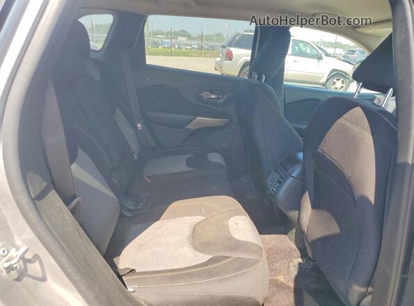 1C4PJLCB8JD605372 2018 JEEP CHEROKEE Silver Սալոնի հետևի տեսք
