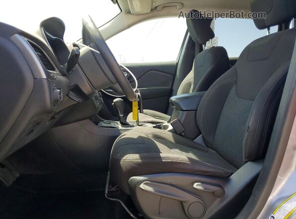 1C4PJLCB8KD284709 2019 JEEP CHEROKEE Серебряный Вид салона спереди