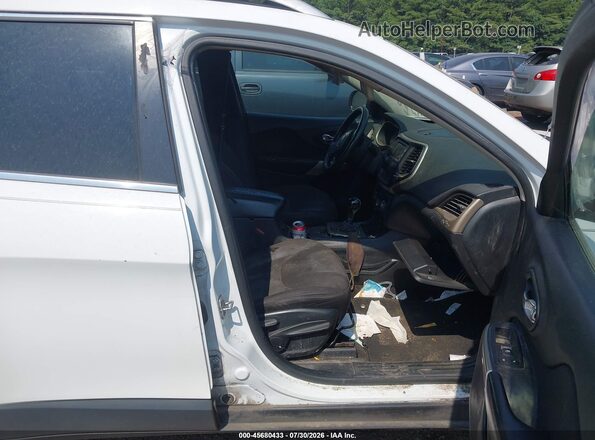 1C4PJLCB9JD510559 2018 JEEP CHEROKEE Белый Вид салона спереди