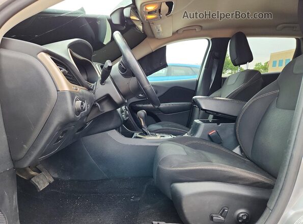 1C4PJLCS4GW125469 2016 JEEP CHEROKEE Silver Front interior view