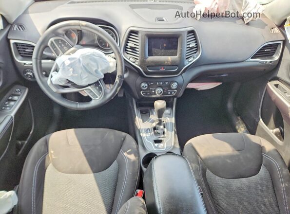 1C4PJLCX7KD286608 2019 JEEP CHEROKEE Серебряный Вид панели приборов