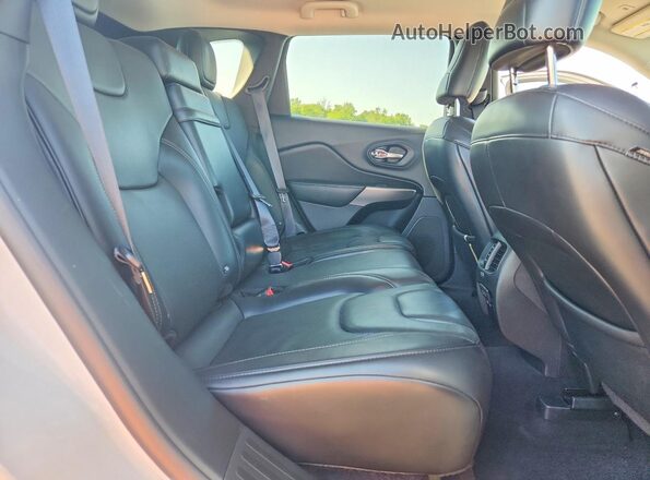 1C4PJLDB9KD184052 2019 JEEP CHEROKEE White Rear interior view
