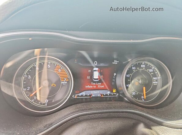 1C4PJLDNXKD135808 2019 JEEP CHEROKEE White Widok zestawu wskaźników